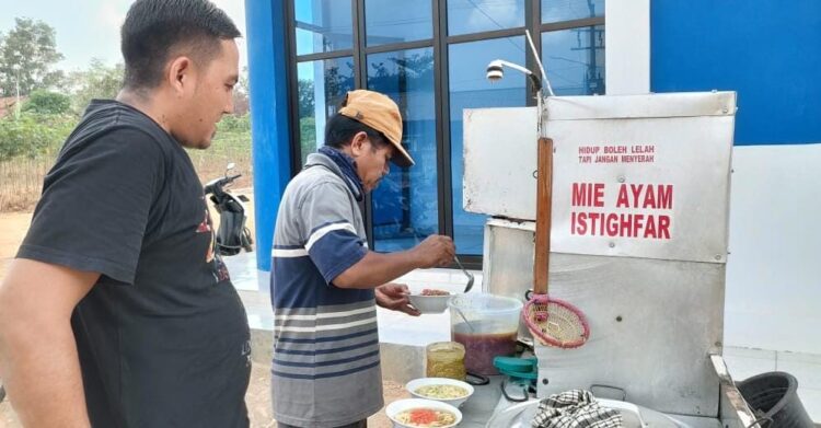 Kisah Syamsul, Pedagang Mie Ayam Keliling Beri Nama Dagangannya Istighfar