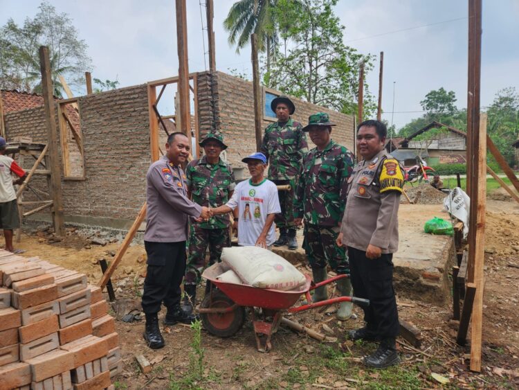Polres pringsewu Berikan Bantuan Material Bangunan Untuk Korban Angin Puting Beliung