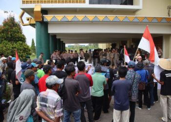 Polres Pringsewu Amankan Aksi Unjuk Rasa Aliansi Petani Terkait Krisis Pasokan Air