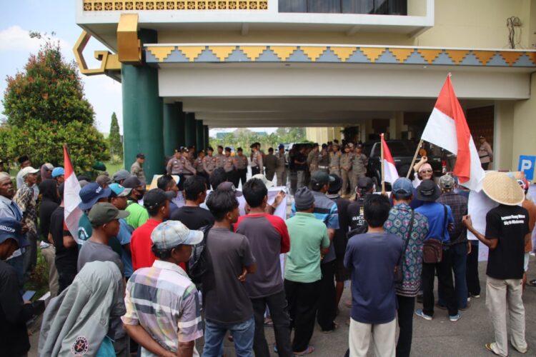 Polres Pringsewu Amankan Aksi Unjuk Rasa Aliansi Petani Terkait Krisis Pasokan Air