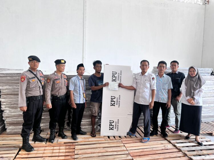 Polres Pringsewu Amankan Kedatangan Logistik Bilik Suara Pemilu