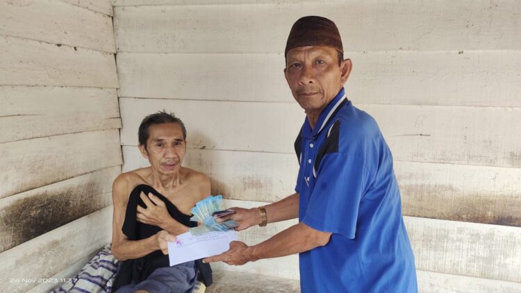 Gerak Cepat, Kepala Tiyuh Tirta Makmur Beri Bantuan ke Ismail Penderita Tumor Paru