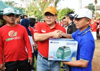 Walikota Metro Serahkan Bantuan Hibah Alsintan