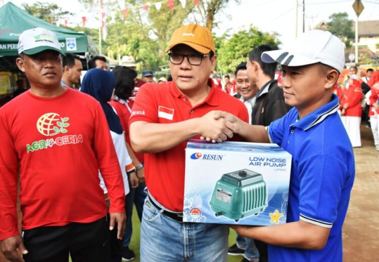 Walikota Metro Serahkan Bantuan Hibah Alsintan