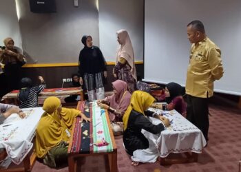 Tingkatkan Perekonomian Masyarakat, Dekranasda dan Koperindag Mesuji Gelar Pelatihan Sulam Ulat dan Tapis