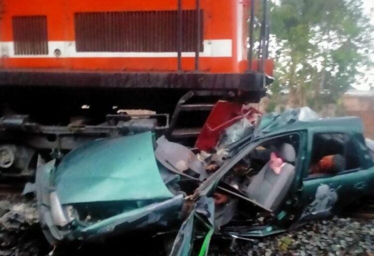 Ringsek Ditabrak Kereta Api, Tiga Penumpang Mobil Sedan Timor Tewas Ditempat