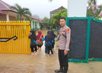 Polres Mesuji Hadir Bantu Masyarakat Terdampak Banjir di Simpang Pematang