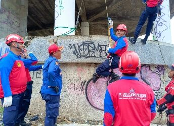 Bekali Kemampuan, Anggota Damkarmat Lamsel ikuti pelatihan Vertical Rescue.