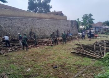 TNI Bantu Kesulitan Masyarakat Terdampak Bencana Gempa Sumedang
