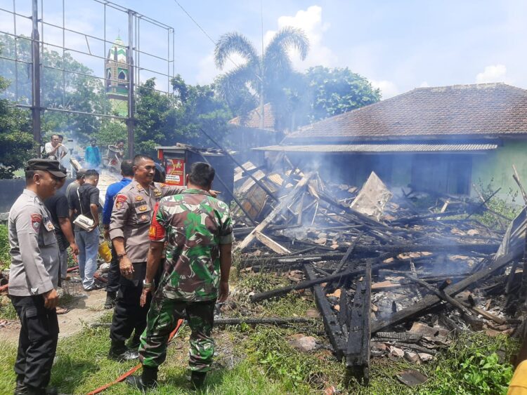 Rumah Semi Permanen Di Pegelaran Terbakar, Ini Di Duga Penyebabnya