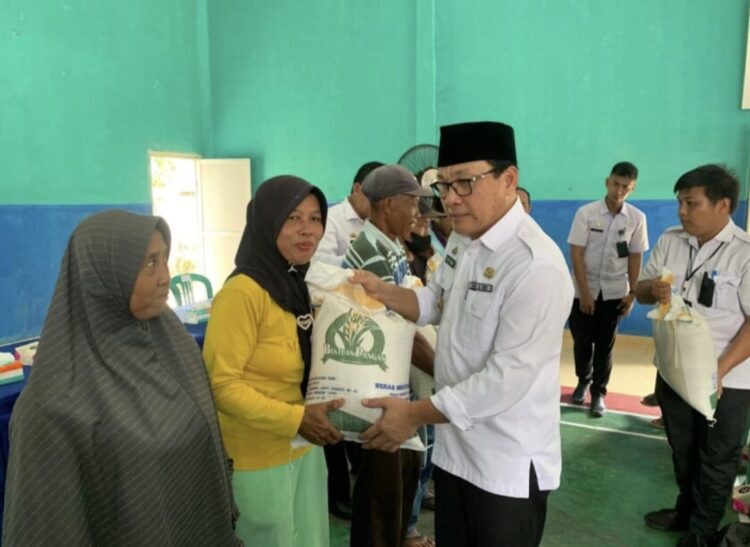 Pemkot Metro Salurkan Bantuan Pangan Beras ke Ribuan Warga Metro Utara