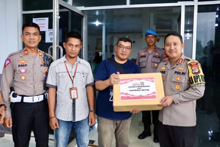 Kapolres Mesuji Rutin Mengecek Langsung Situasi Pleno dan Berikan Bantuan Kepada Petugas PPK