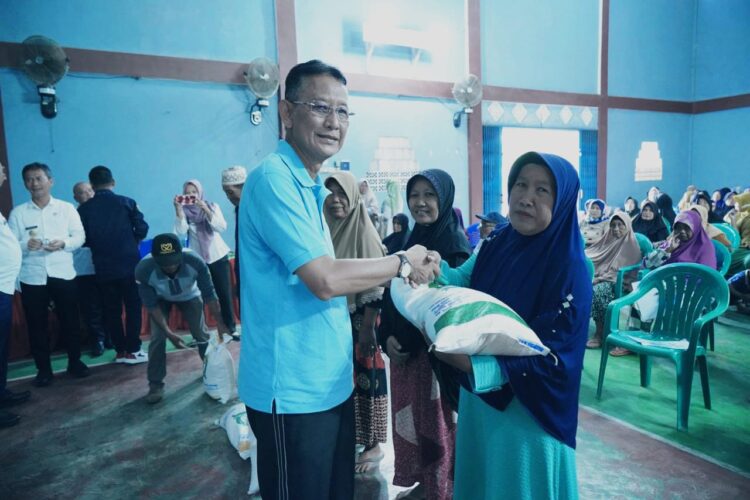 Pj.Bupati Pringsewu Salurkan Bantuan Pangan Beras di 2 Kecamatan