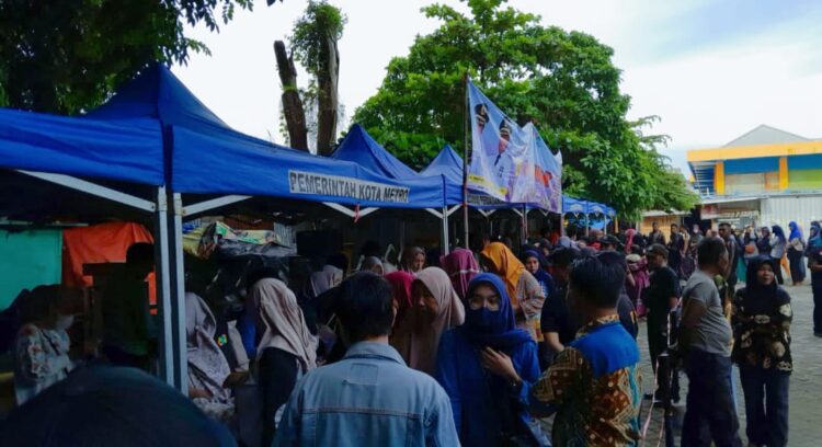 Pemkot Metro Gelar Pasar Murah, Warga Metro Rela Antre Panjang