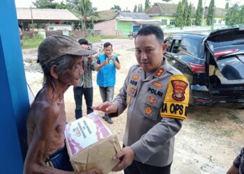 Tak Sengaja Bertemu Kapolres Mesuji, Mbah Radikun Dapet Ini