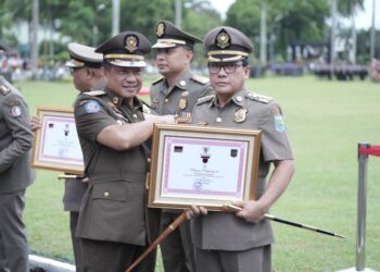 Walikota Metro Terima Penghargaan Karya Bhakti Peduli Sat Pol PP dari Mendagri