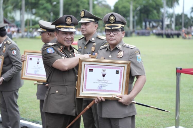 Walikota Metro Terima Penghargaan Karya Bhakti Peduli Sat Pol PP dari Mendagri