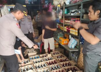 Jaga Kamtibmas Selama Ramadan, Polres Tanggamus Amankan 311 Botol Miras Ilegal