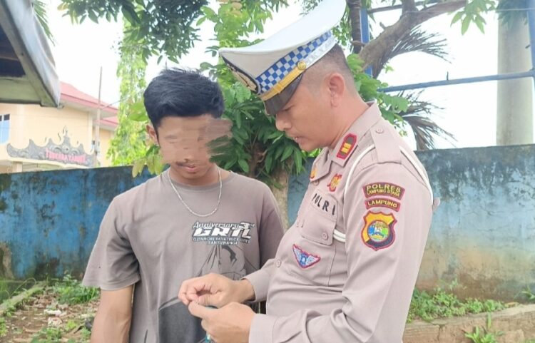 Nekat Buat SIM Palsu, Warga Lambar Ini Di Amankan Sat lantas Polres Lampura