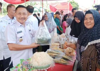 Di Sukaratu, Warga Serbu Pasar Murah Belanja Sembako.