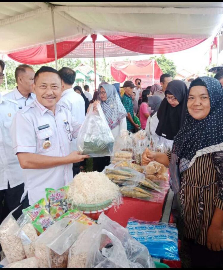 Di Sukaratu, Warga Serbu Pasar Murah Belanja Sembako.