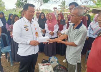 Kadis Pendidikan Lampura Kunjungi Rumah Siswa SD Yang Habis Terbakar Di Abung Timur