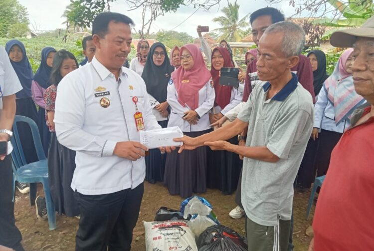 Kadis Pendidikan Lampura Kunjungi Rumah Siswa SD Yang Habis Terbakar Di Abung Timur