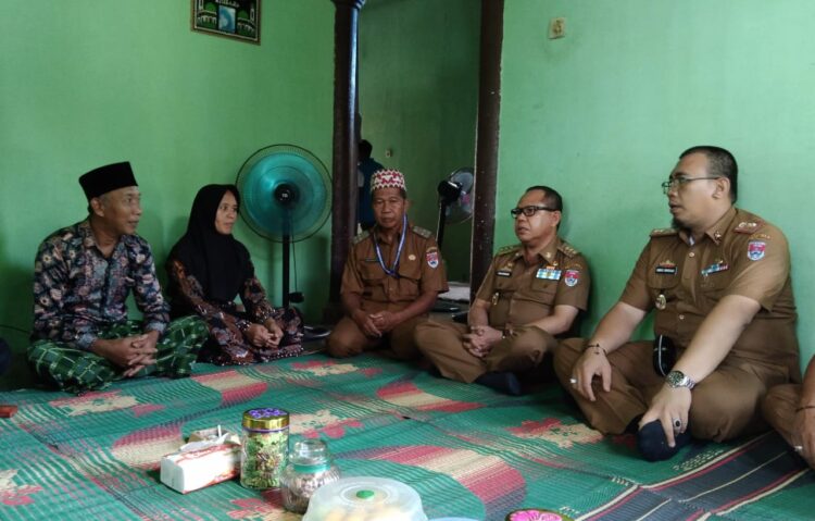Sulpakar Takziah Ke Rumah Guru Korban Pembunuhan Di Mesuji