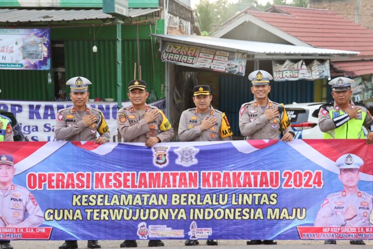 Berkah Ramadhan, Kapolres Mesuji Bagikan Takjil Untuk Pengguna Jalan