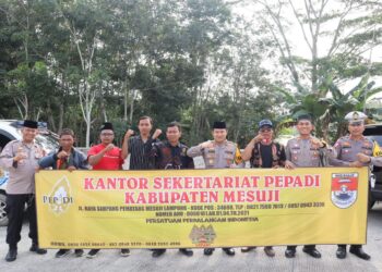 Gandeng Pepadi, Kapolres Mesuji Kembali Bagikan Takjil Kepada Pengendara