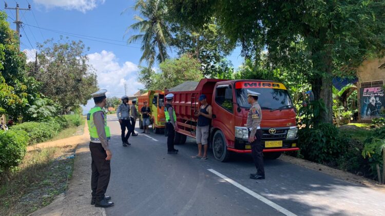 Satlantas Pringsewu dan Dinas Perhubungan Lakukan Penindakan Truck Overload di Jalan Banyumas