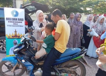 Beli Bagi, Ketua TP PKK Mesuji Bagikan Takjil Jelang Berbuka Puasa