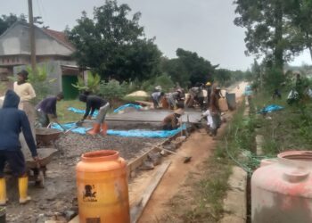 Jelang Lebaran, Pemdes Mekar Sari Kebut Pembangunan Jalan Lingkungan