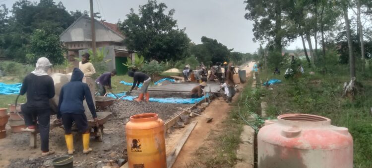 Jelang Lebaran, Pemdes Mekar Sari Kebut Pembangunan Jalan Lingkungan