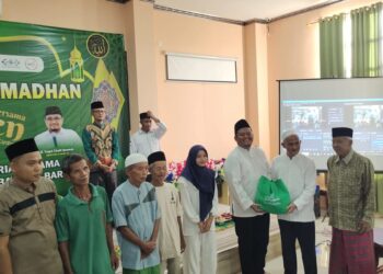 Penyerahan bantuan pakat sembako secara simbolis kepada para kaum Dhuafa, Anak Yatim, dan Fakir Miskin. (Photo Dirman)