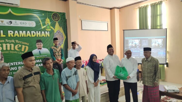 Penyerahan bantuan pakat sembako secara simbolis kepada para kaum Dhuafa, Anak Yatim, dan Fakir Miskin. (Photo Dirman)