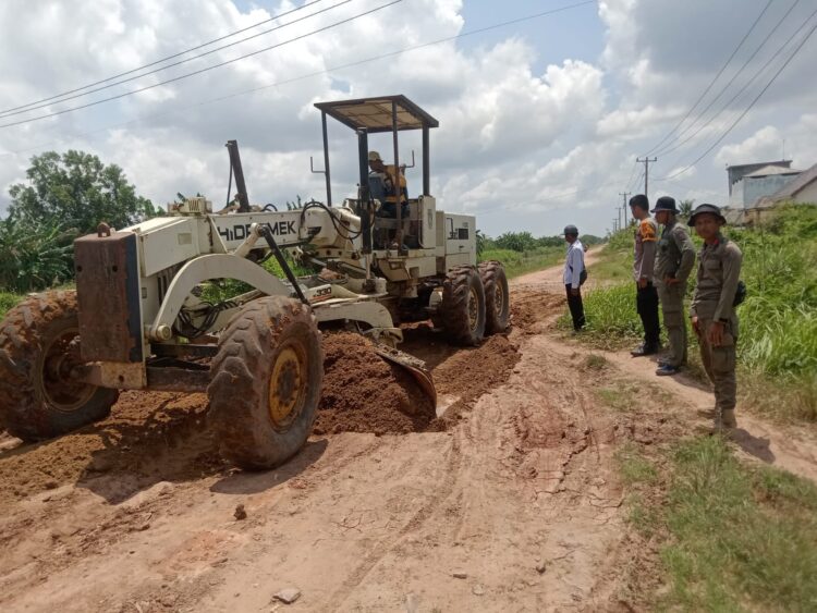 Jalin Sinergitas Camat RJU Gandeng Pengusaha Perbaiki Jalan