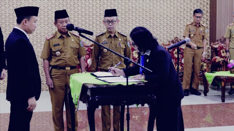 Marindo Kurniawan Lantik Sudarsih Sebagai Kadis Dukcapil Pringsewu