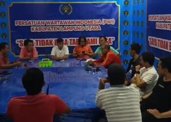 Waduh…6 Bulan Tidak Digaji, Pegawai Honorer BPBD,  Geruduk Kantor PWI Lampura.