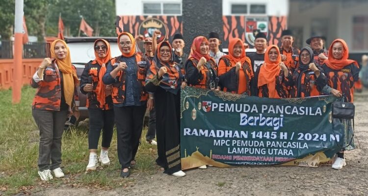 Peduli Sesama, MPC PP Lampura Berbagi Takjil Untuk Masyarakat Kotabumi
