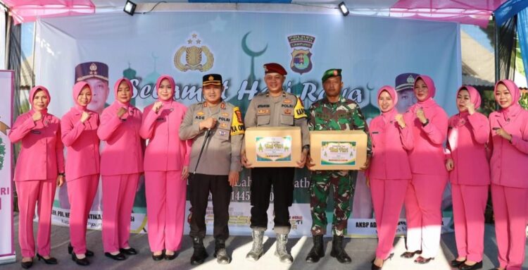 Ketua Bhayangkari Cabang Mesuji Kunjungi Petugas Piket Pos Pelayanan Mudik Lebaran Bagikan Ini