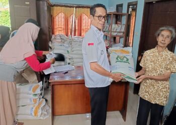 Terima Bantuan Beras dari Pemerintah, Warga Pekon Ganjaran Sangat Terbantu