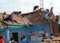 Masyarakat Rejosari Kerja Bakti Gotong royong Bongkar Gedung Balai Pekon Untuk Direnovasi