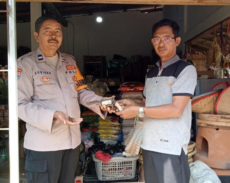 Polsek Mestim Terima Penyerahan 1 Pucuk Senpira Dari Masyarakat