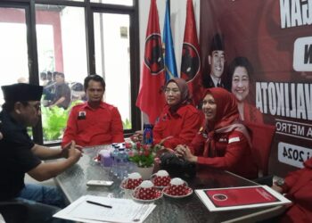 Wahdi Ambil Berkas Pendaftaran Calon Walikota di DPC PDIP Metro