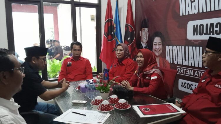 Wahdi Ambil Berkas Pendaftaran Calon Walikota di DPC PDIP Metro
