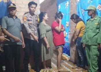 Tak Ingin Desanya Dicemari, Kades Didampingi Bhabinkamtibmas Tutup Warung Remang Remang