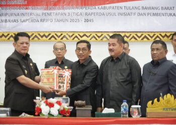 Firsada Berikan Tanggapan atas Pandangan Umum Sejumlah Fraksi DPRD Dalam Paripurna