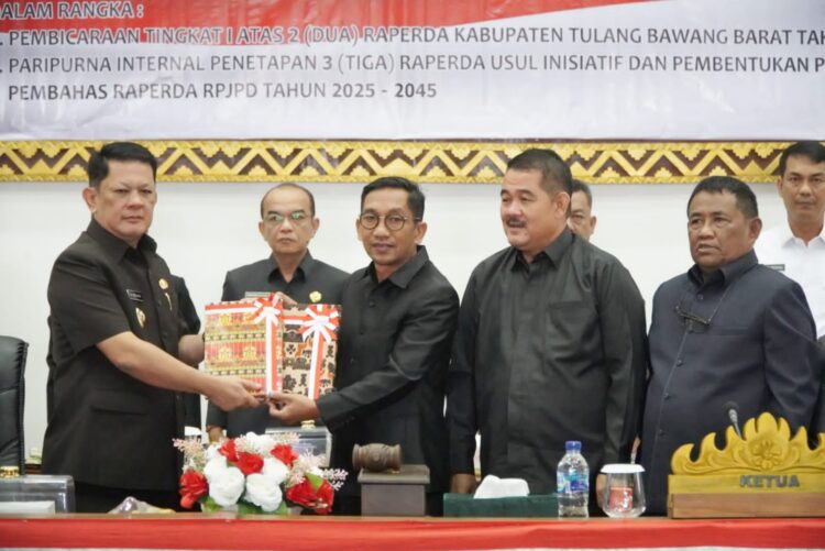 Firsada Berikan Tanggapan atas Pandangan Umum Sejumlah Fraksi DPRD Dalam Paripurna