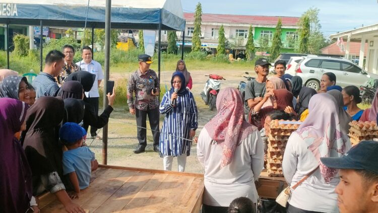 Hadir di Acara Pasar Murah, Elfianah Diserbu Masyarakat Untuk Diajak Berfoto